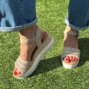 NIB Toms Diana Wedge Sandal Size 9 in Champagne Metallic Basket Weave